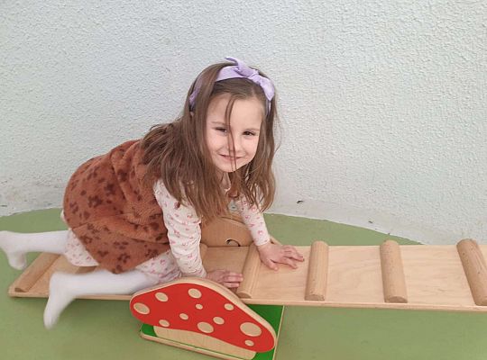 Dziewczynka na ścieżce sensorycznej