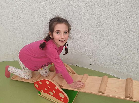 Dziewczynka na ścieżce sensorycznej