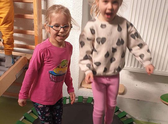 Dziewczynki na trampolinie