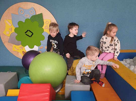 Grupa bawiących się dzieci