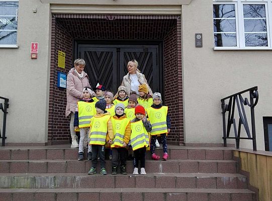 Dzieci z wychowawczyniami na schodach szkoły