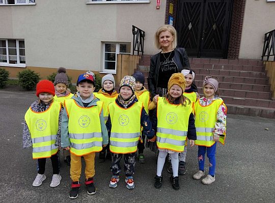 Dzieci przed szkołą z Panią Dyrektor