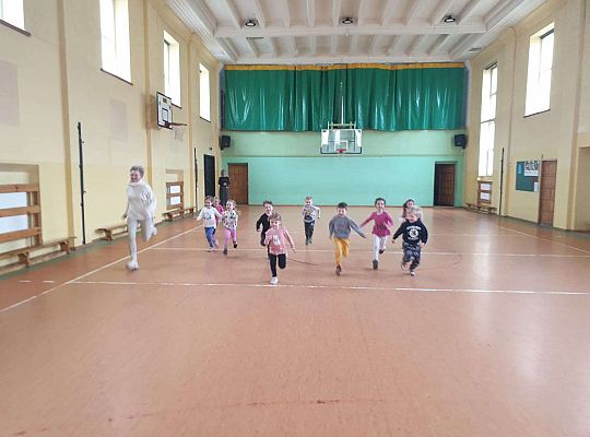 Dzieci na sali gimnastycznej