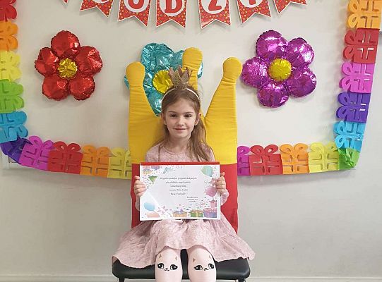 Solenizantka z albumem urodzinowym