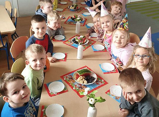 Dzieci przy urodzinowym stole