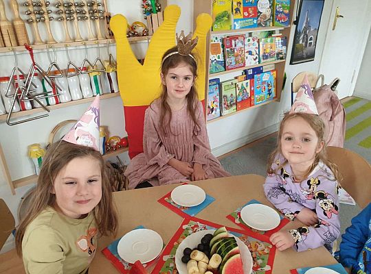 Dzieci przy urodzinowym stole