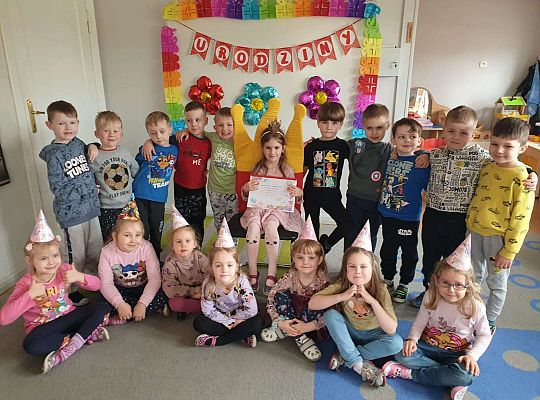 Grupa dzieci z solenizantką