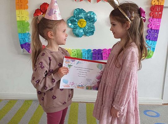 Dziewczynka wręcza album solenizantce