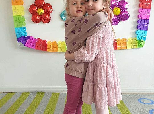 Dziewczynka skład życzenia solenizantce