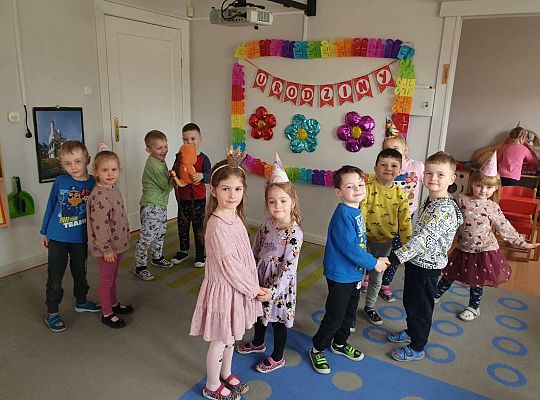 Dzieci tańczą z solenizantką