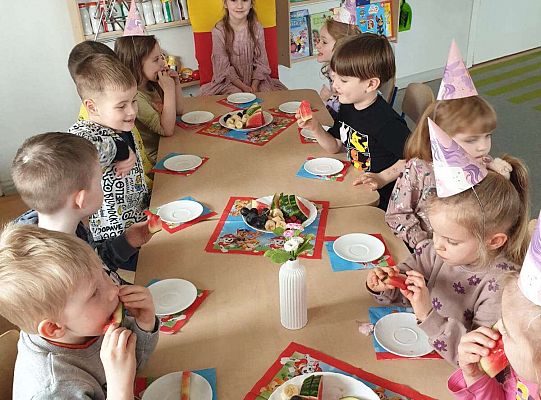 Dzieci przy urodzinowym stole