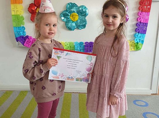 Dziewczynka wręcza album solenizantce