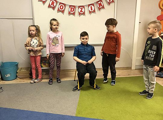 Dzieci śpiewają dla solenizanta