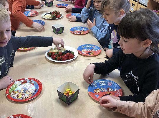 Dzieci przy poczęstunku