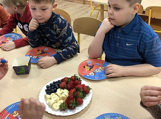 Dzieci przy poczęstunku