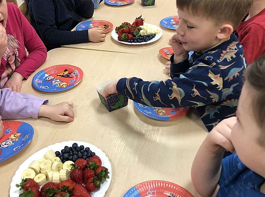 Dzieci przy poczęstunku