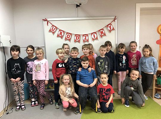 Grupa dzieci z solenizantem