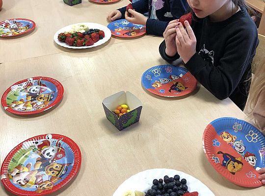 Dzieci przy poczęstunku