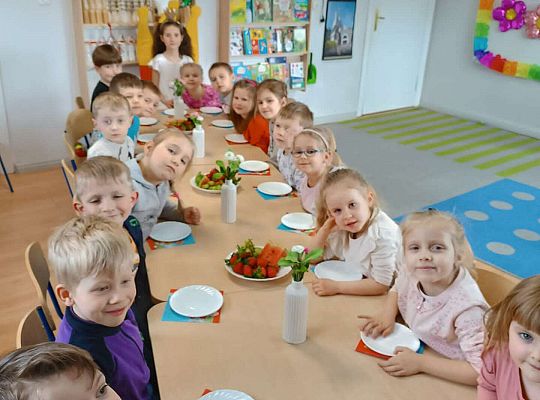 Dzieci przy poczęstunku