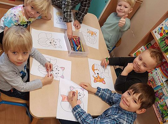 Dzieci kolorują liska