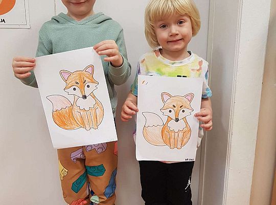 Dzieci stoją z obrazkami