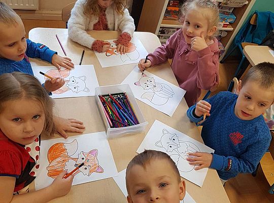 Dzieci kolorują liska