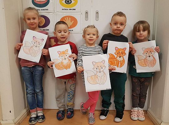 Dzieci stoją z obrazkami