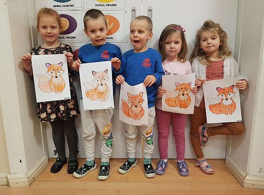 Dzieci stoją z obrazkami