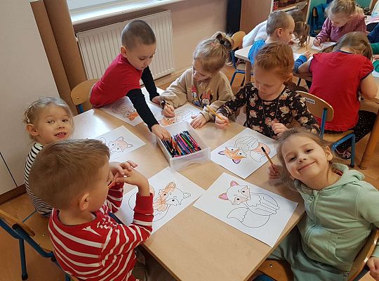 Dzieci kolorują liska