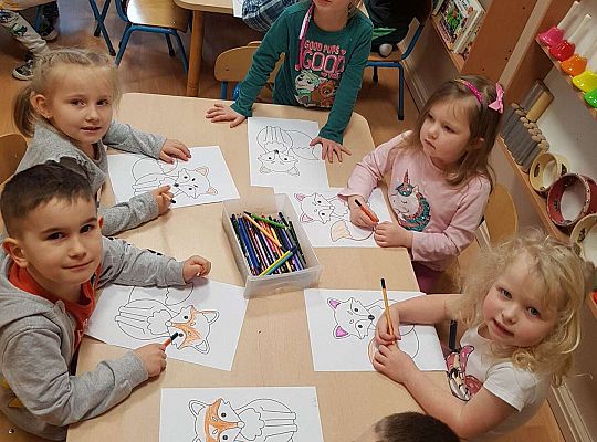 Dzieci kolorują liska