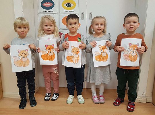 Dzieci stoją z obrazkami