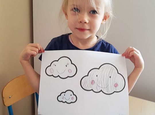 Dziewczynka pokazuje obrazek chmurki
