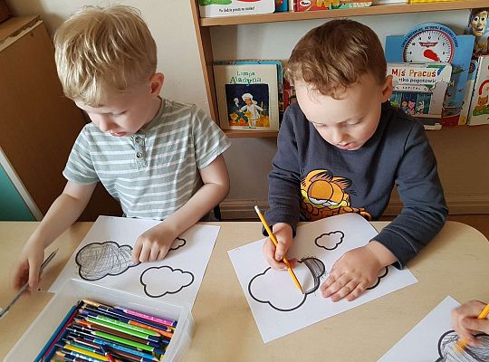 Dzieci kolorują obrazek
