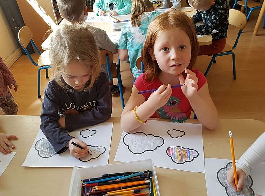 Dzieci kolorują obrazek