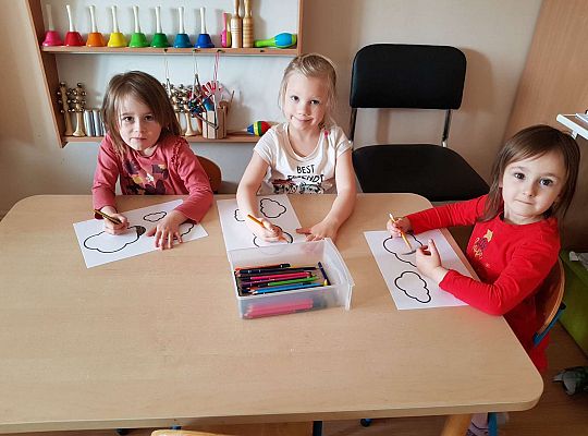 Dzieci kolorują obrazek