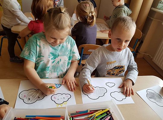 Dzieci kolorują obrazek