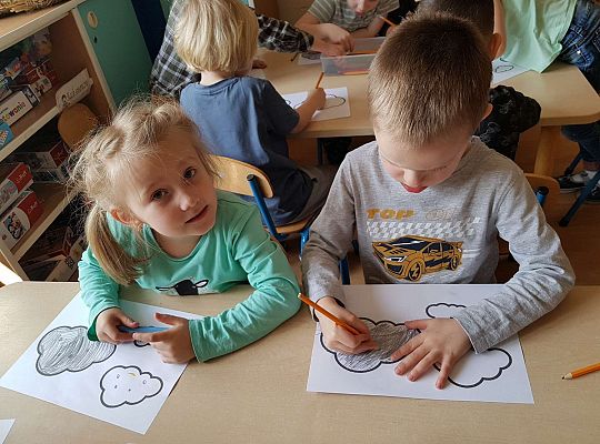 Dzieci kolorują obrazek