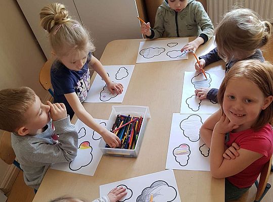 Dzieci kolorują obrazek