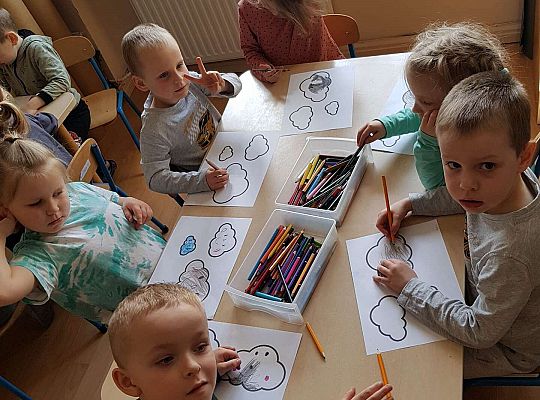 Dzieci kolorują obrazek