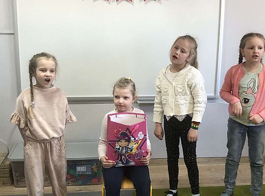 Dzieci śpiewają sto lat solenizantce