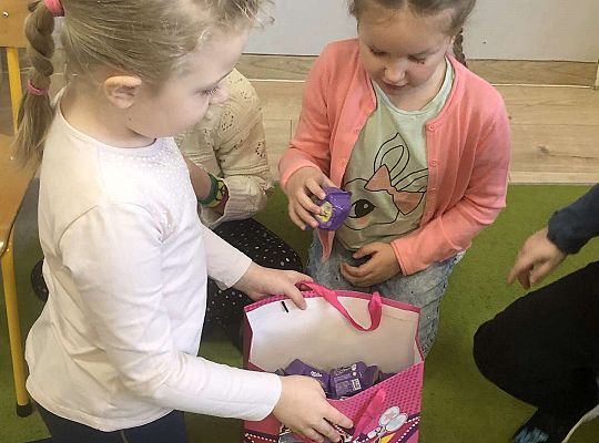 Solenizantka rozdaje niespodzianki dzieciom