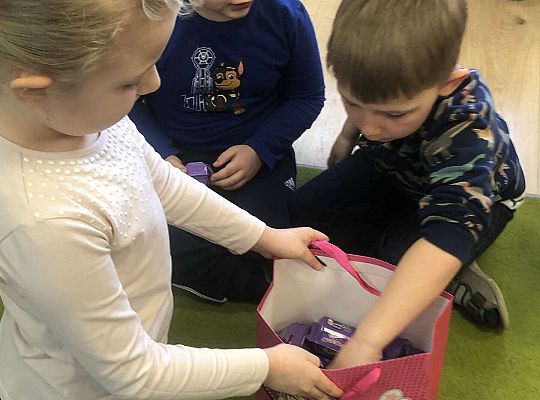 Solenizantka rozdaje niespodzianki dzieciom