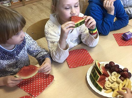 Dzieci przy urodzinowym stole