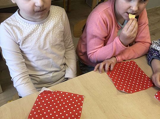 Dzieci przy urodzinowym stole