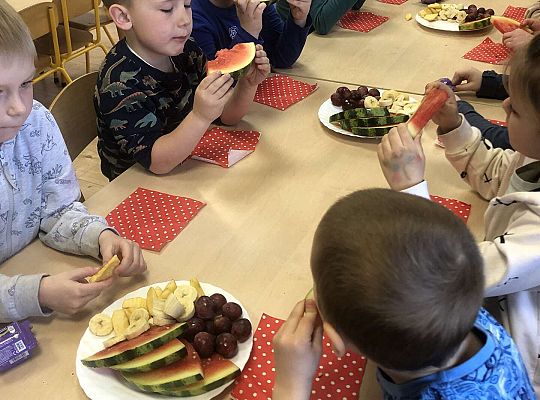 Dzieci przy urodzinowym stole