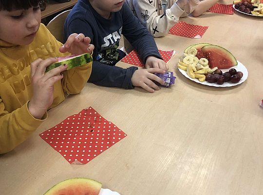 Dzieci przy urodzinowym stole