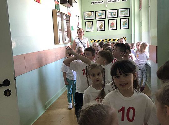 Dzieci idą korytarzami szkoły