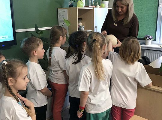 Dzieci w pracowni biologicznej