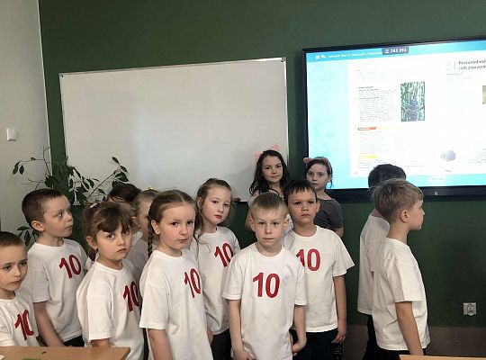 Dzieci w pracowni biologicznej