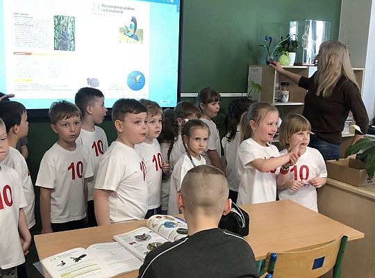 Dzieci w pracowni biologicznej